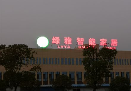 罗城楼顶冲孔发光字是怎么安装的?