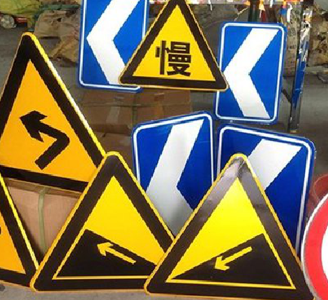 罗城标识标牌中颜色的确定是很重要的。